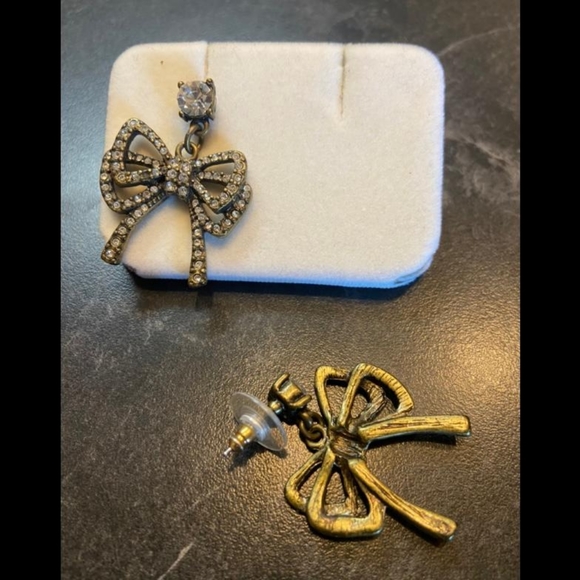 BETSEY JOHNSON | GOLD BOW EARRINGS - Picture 2 of 4